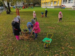 Školský rok 2025-2026 &raquo; I. LIENKY &raquo; Hrabanie lístia