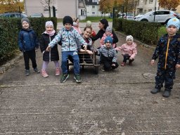 Školský rok 2025-2026 &raquo; I. LIENKY &raquo; Hrabanie lístia 2