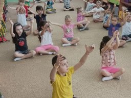 Školský rok 2025-2026 &raquo; IV. VČIELKY &raquo; Cvičenie s papierovými guľami