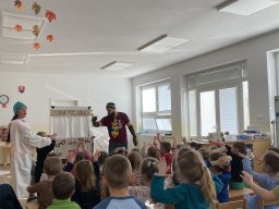 Školský rok 2025-2026 &raquo; IV. VČIELKY &raquo; Divadlo - Na tráky