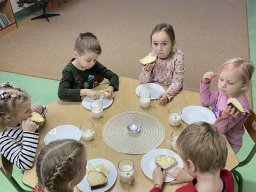 Školský rok 2025-2026 &raquo; IV. VČIELKY &raquo; Stolovanie